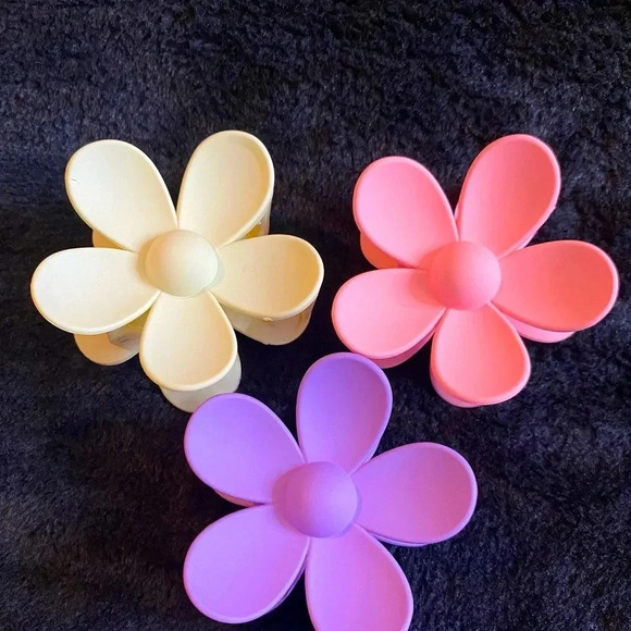 3 Flower Clips - Picture 1 of 2